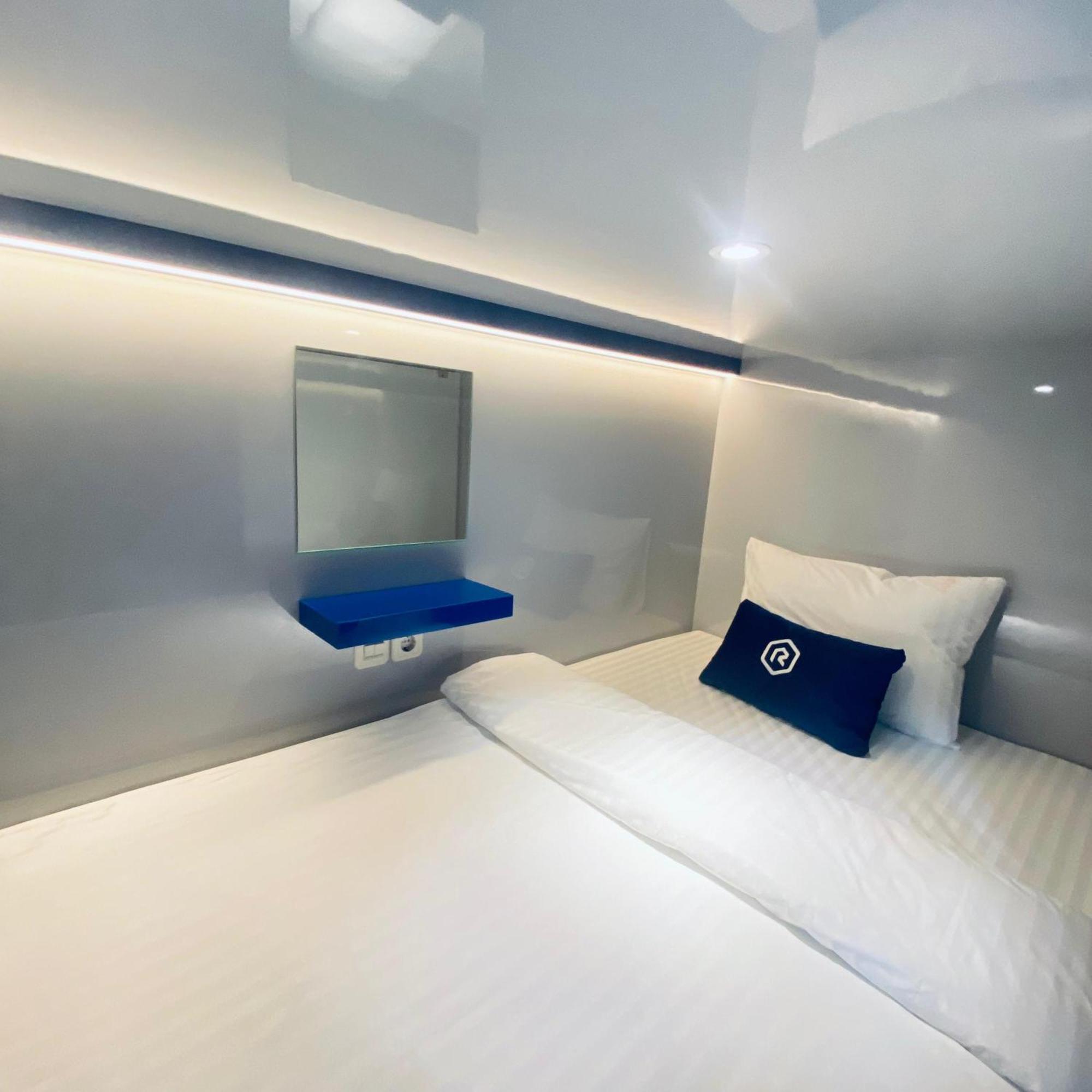 Rosalyne Sleepbox Malioboro 3 호텔 요그야카르타 외부 사진