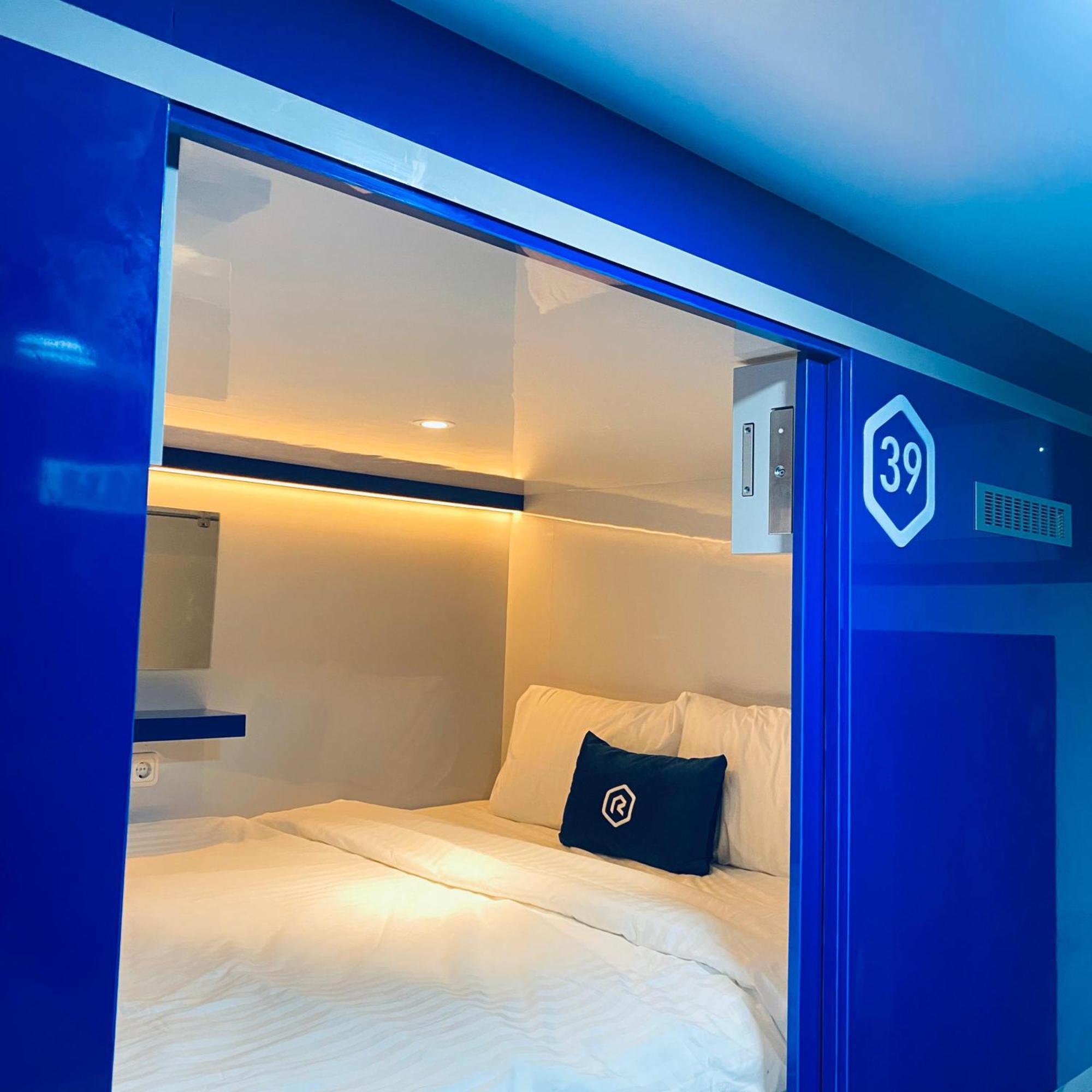 Rosalyne Sleepbox Malioboro 3 호텔 요그야카르타 외부 사진