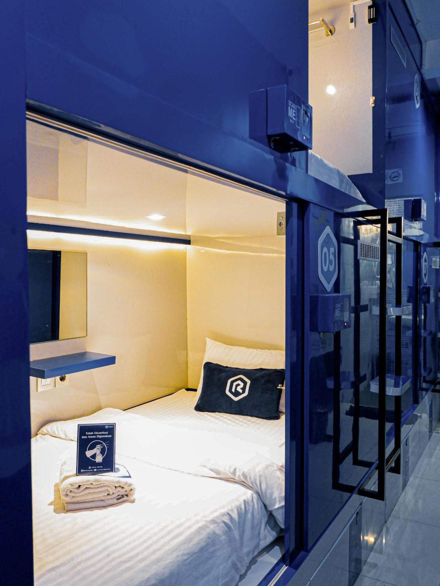 Rosalyne Sleepbox Malioboro 3 호텔 요그야카르타 외부 사진