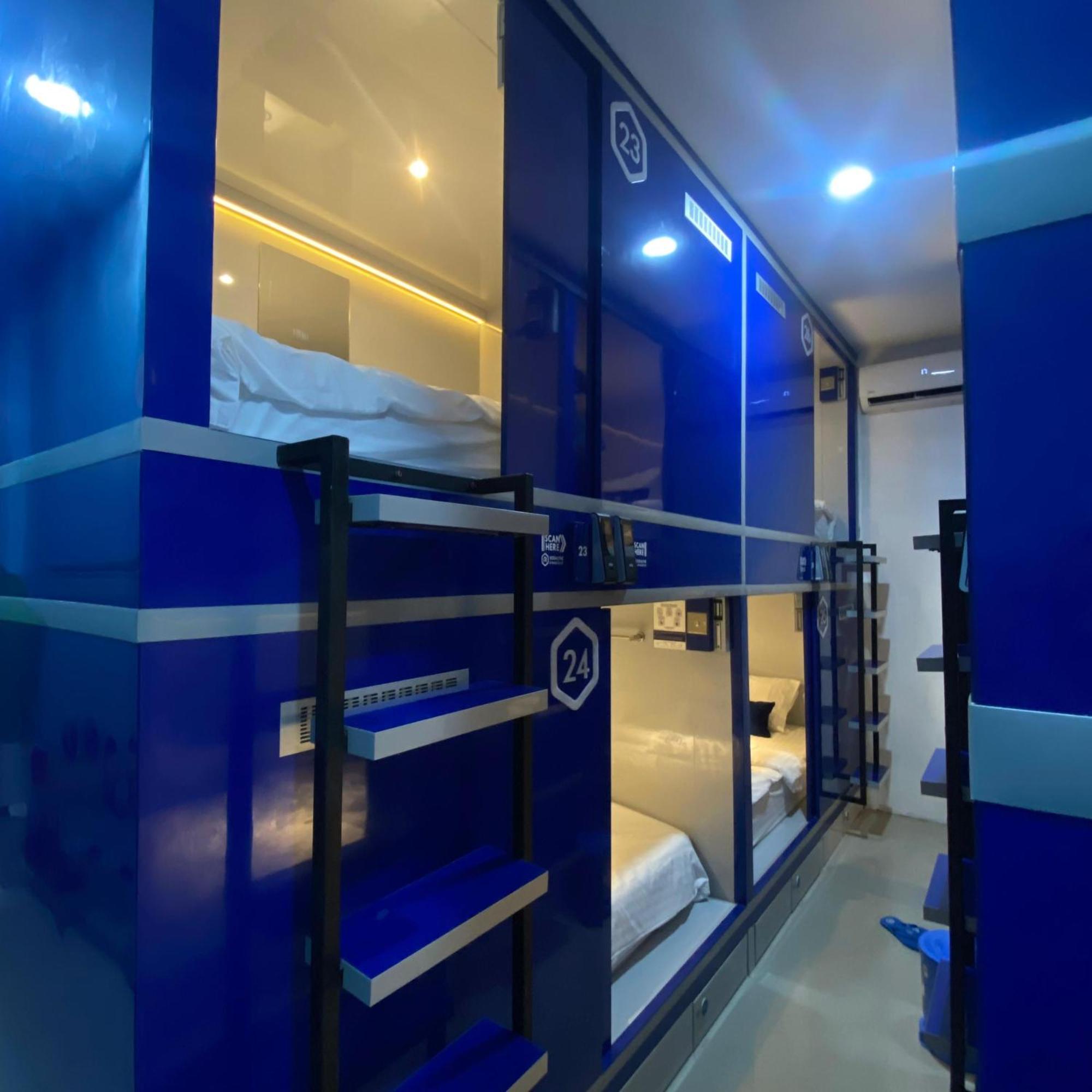 Rosalyne Sleepbox Malioboro 3 호텔 요그야카르타 외부 사진