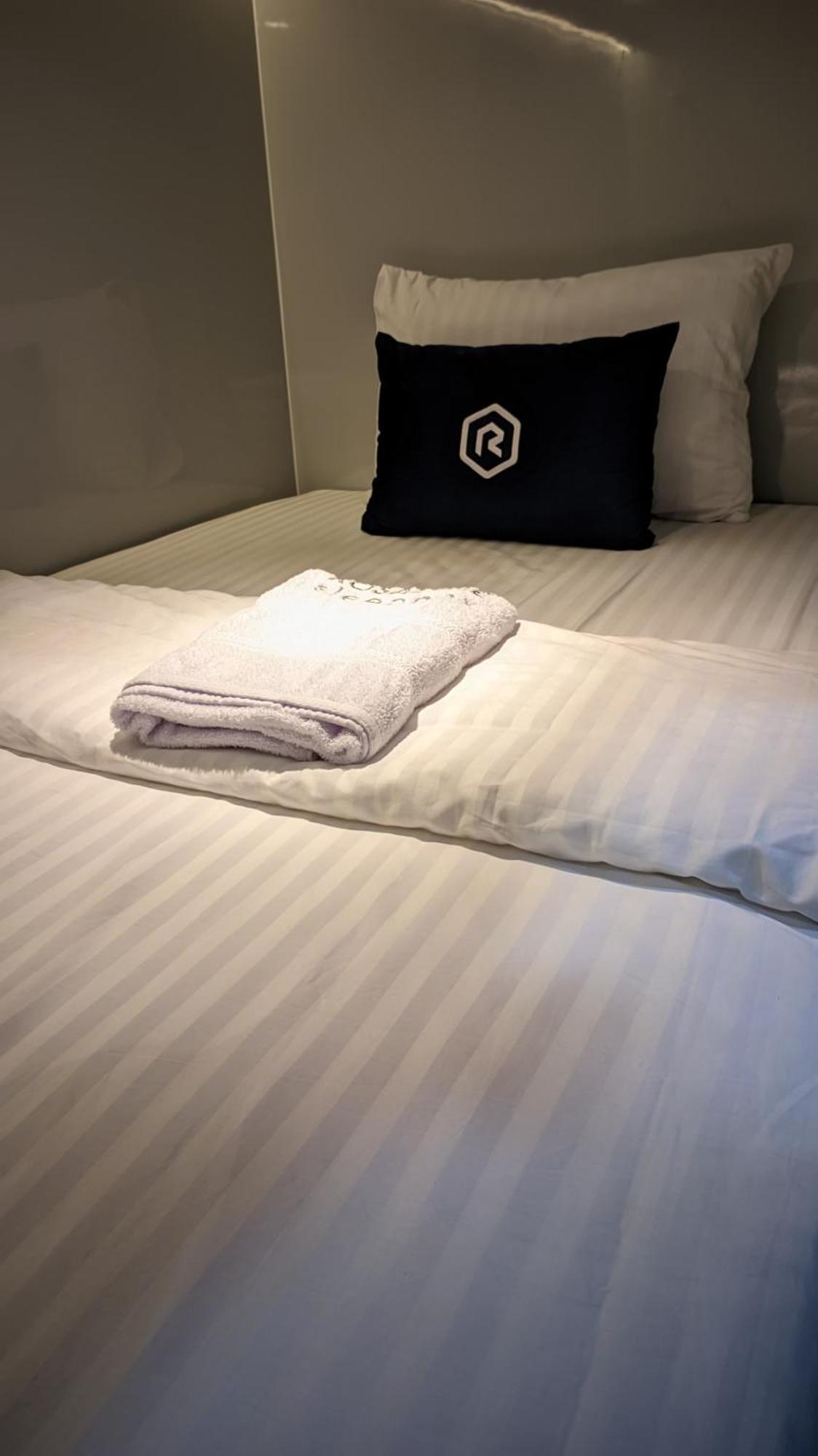 Rosalyne Sleepbox Malioboro 3 호텔 요그야카르타 외부 사진