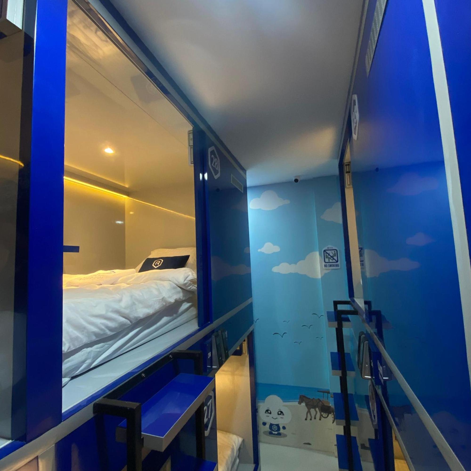 Rosalyne Sleepbox Malioboro 3 호텔 요그야카르타 외부 사진